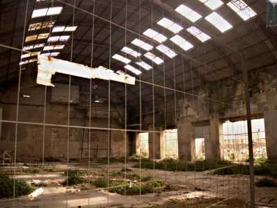 Qui la natura sta invadendo lo spazio interno illuminato dai grandi finestroni senza pi� vetri e porte. Il soffitto a botte a campata unica � ricoperto da un manto di onduline in eternit, alcune delle quali risultano ormai divelte